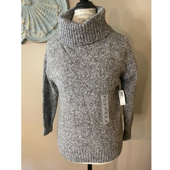 Old Navy Sweaters - Old Navy Grey Sweater